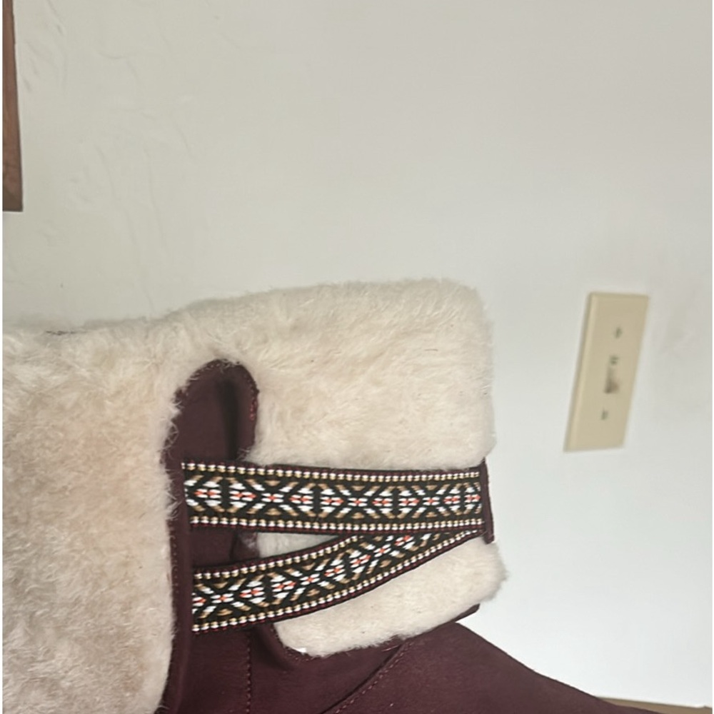 Burgundy boots new with tags size 6 1/2